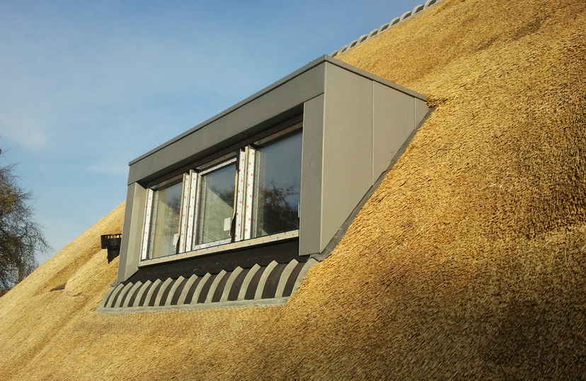 Dakkapel op rieten dak